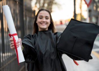 Scholarship Essays: Examples and Writing Guide