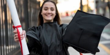 Scholarship Essays: Examples and Writing Guide